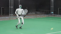 Robot Unitree G1 đánh tennis cực điêu luyện.