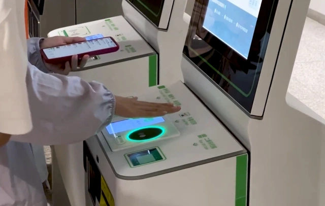 ĐIỂM TIN 17/04: KHI CHIẾC VÍ NẰM GỌN TRONG... LÒNG BÀN TAY 🖐️💳